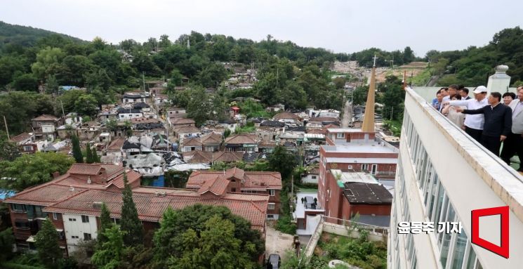 Seoul Mayor Oh Sehoon is inspecting the demolition situation during his visit to Baeksa Village in Nowon-gu, Seoul on the 9th. Baeksa Village, known as the last shantytown in Seoul, is scheduled to complete demolition by December and aims for occupancy in 2029. 2025.09.09 Photo by Yoon Dongjoo