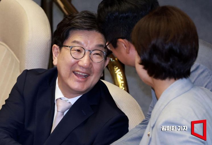 불법 정치자금 수수 혐의로 구속 영장이 청구된 국민의힘 권성동 의원이 9일 자신의 체포동의안이 보고되는 국회 본회의에 출석해 동료 의원들과 인사하고 있다. 2025.9.9 김현민 기자