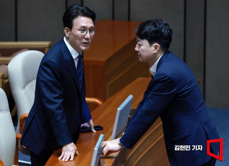 김민석 국무총리가 9일 국회에서 열린 본회의에서 이준석 개혁신당 대표와 대화하고 있다. 김현민 기자