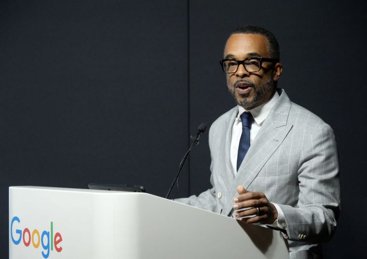 크리스 터너 구글 대외협력 정책 지식 및 정보 부문 부사장이 9일 오전 서울 강남구 구글 스타트업 캠퍼스에서 열린 기자간담회에서 발표하고 있다. 구글코리아 제공