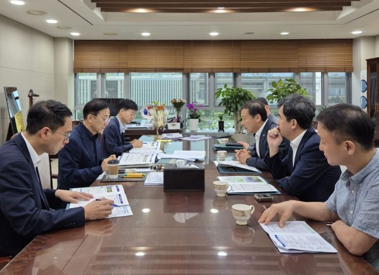 전춘성 진안군수는 지난 8일 오후 송미령 농림축산식품부 장관과 김윤덕 국토교통부 장관을 차례로 만나 지역 현안 사업에 대한 정부 차원의 관심과 지원을 요청했다. 진안군 제공