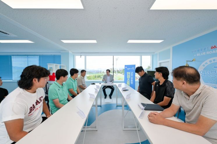 On-site communication meeting with Yeongdeok County soccer coaches. Provided by Yeongdeok County