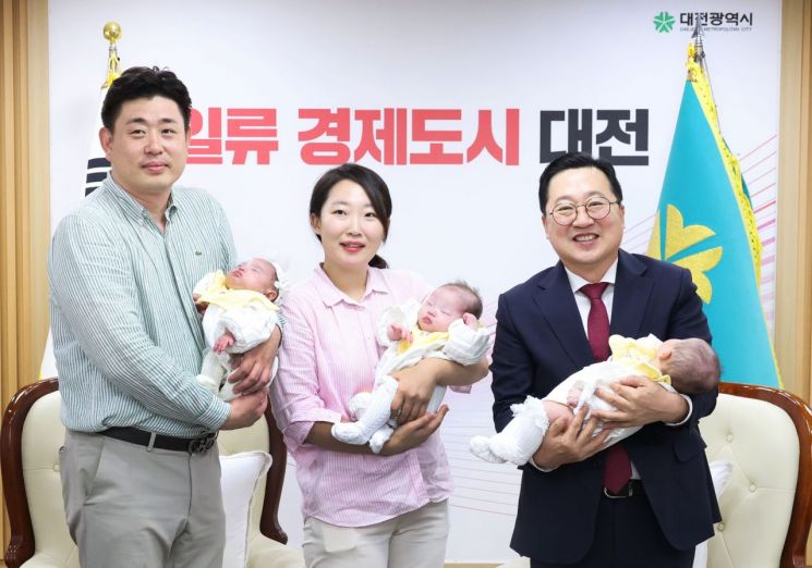 이장우 대전시장, 세쌍둥이 초청 백일잔치 열어