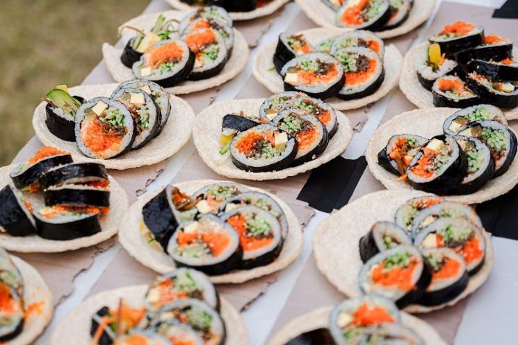 The kimbap sold at the Gimcheon Kimbap Festival last year. Instead of disposable bowls, puffed rice snacks were used. Official website of the Gimcheon Kimbap Festival