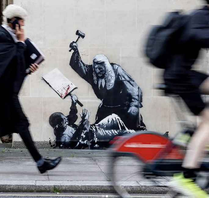 '법봉으로 때리는 판사' 뱅크시 벽화 철거 논란…"왕립법원에 그려져서"