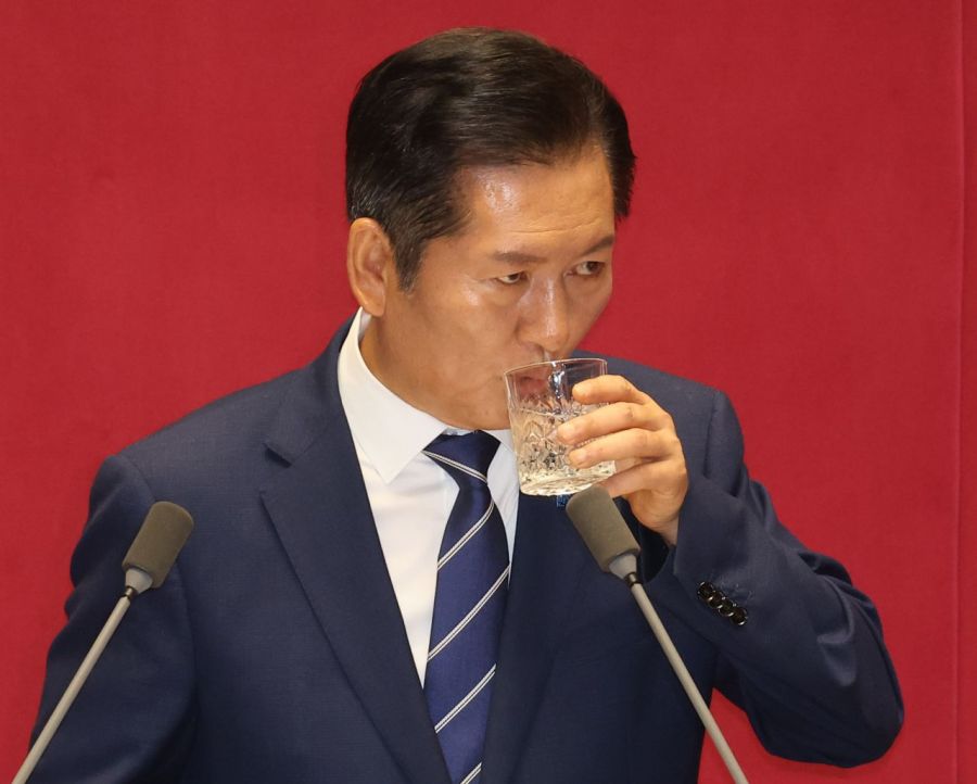 Jeong Cheongrae, leader of the Democratic Party of Korea, is drinking water during a negotiation group leader's speech at the National Assembly plenary session in Yeouido, Seoul, on the 9th. Photo by Yonhap News