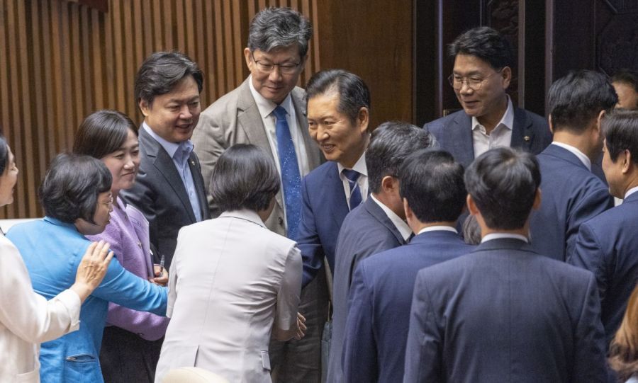 Jeong Chungrae, the leader of the Democratic Party of Korea, is drinking water during the negotiation group leader's speech at the National Assembly plenary session in Yeouido, Seoul, on the 9th. Photo by Yonhap News