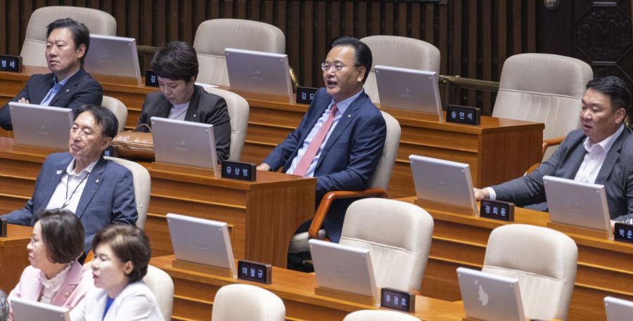 Yoo Sangbeom, the Deputy Floor Leader for Floor Operations of the People Power Party, protested while listening to the negotiation group leader speech by Jeong Cheongrae, the leader of the Democratic Party of Korea, held at the National Assembly on the 9th. Some People Power Party lawmakers also left during Jeong's speech. Photo by Yonhap News