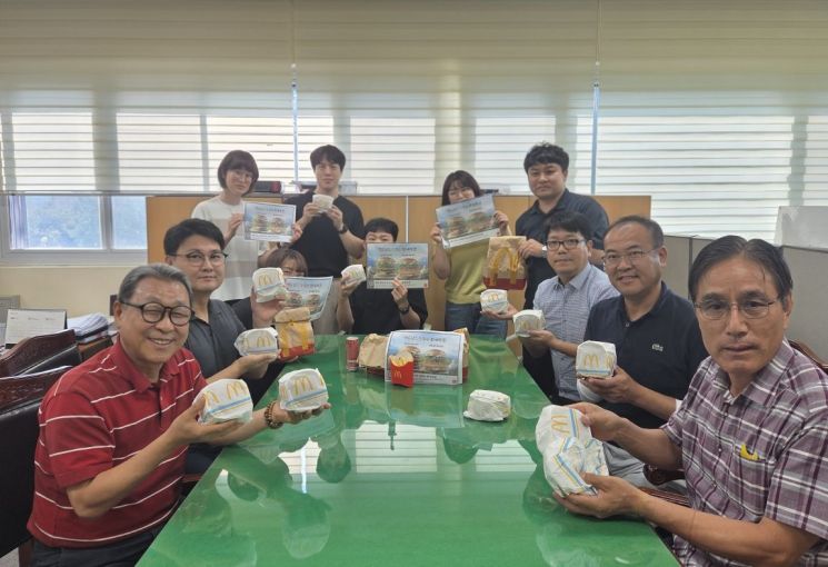 '창녕 갈릭 버거' 재출시 기념 시식 행사. 창녕군 제공