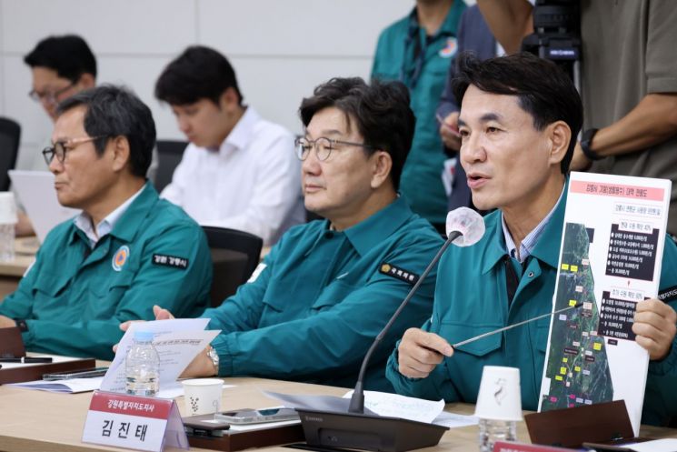 9일 강원 강릉시청에서 김진태 강원특별자치도지사가 국민의힘 장동혁 대표 등 당 지도부에게 지역 가뭄 피해 상황을 설명하고 있다. 연합뉴스