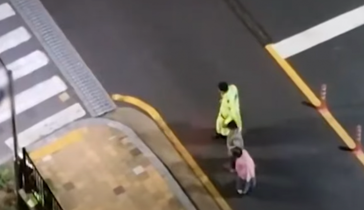 광주경찰이 지난달 광주 북구 신안동 폭우 피해 현장에서 고립된 할머니를 구출한 후 손을 잡고 대피시키고 있다. 경찰청 유튜브