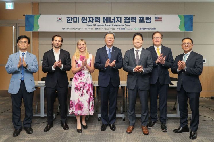 김창범 한경협 부회장을 비롯한 내빈들이 9일 FKI타워에서 열린 '한미 원자력 에너지 협력 포럼'에 참석해 기념촬영을 하고 있다. 사진 왼쪽부터 정용훈 카이스트 교수, 로버트 패라리 아폴로 상무, 브리짓 포쉬 아폴로 APAC크레딧총괄, 김창범 한경협 부회장, 마이클 현 PSEG CCO, 로버트 드나잇 PSEG 원전부문 부사장, 배준범 메이어브라운 변호사. 한국경제인협회