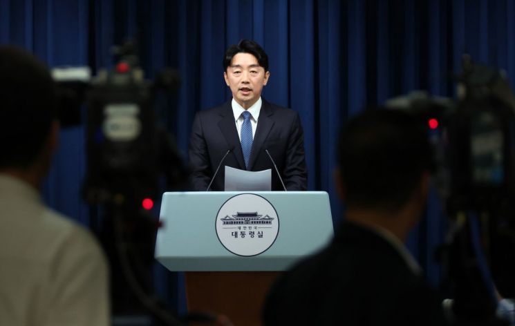 강훈식 대통령비서실장이 9일 서울 용산 대통령실에서 인선 발표를 하고 있다. 연합뉴스
