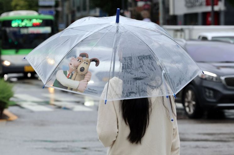 9일 광주 북구 용봉로에서 한 시민이 내리는 비에 우산을 쓰고 걷고 있다.  연합뉴스