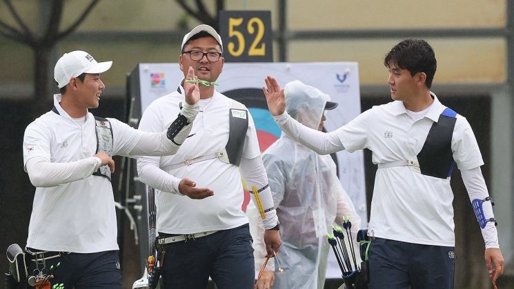 9일 광주 남구 광주국제양궁장에서 열린 2025 세계양궁선수권대회 리커브 남자 단체전 4강에서 승리한 한국 선수들이 서로를 격려하고 있다. 왼쪽부터 이우석, 김우진, 김제덕. 연합뉴스