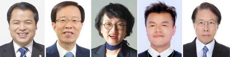 왼쪽부터 중앙선거관리위원 후보자 위철환 변호사, 대통령직속 국민통합위원회 위원장 이석연 전 법제처장, 국가건축정책위원장 김진애 전 의원, 대중문화교류위원회 공동위원장 박진영 JYP엔터테인먼트 대표 프로듀서, 대통령실 인사수석 조성주 한국법령정보위원장. 연합뉴스