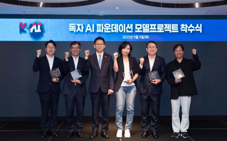 배경훈 과학기술정보통신부 장관이 9일 오후 서울 중구 르메르디앙 미드센츄리룸에서 열린 '독자 AI 파운데이션 모델 프로젝트 착수식' 에서 'K-AI' 앰블럼 수여식 및 기념촬영을 하고 있다.임우형 LG AI연구원장, 김유원 네이버클라우드 대표, 배경훈 장관, 이연수 NC AI 대표, 유영상 SK텔레콤 대표, 김성훈 업스테이지 대표(왼쪽부터). 과학기술정보통신부 제공