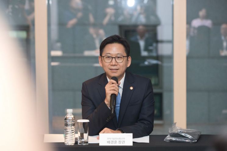 배경훈 과학기술정보통신부 장관이 9일 오후 서울 중구 르메르디앙 미드센츄리룸에서 열린 '독자 AI 파운데이션 모델 프로젝트 착수식'에서 발언하고 있다. 과학기술정보통신부 제공