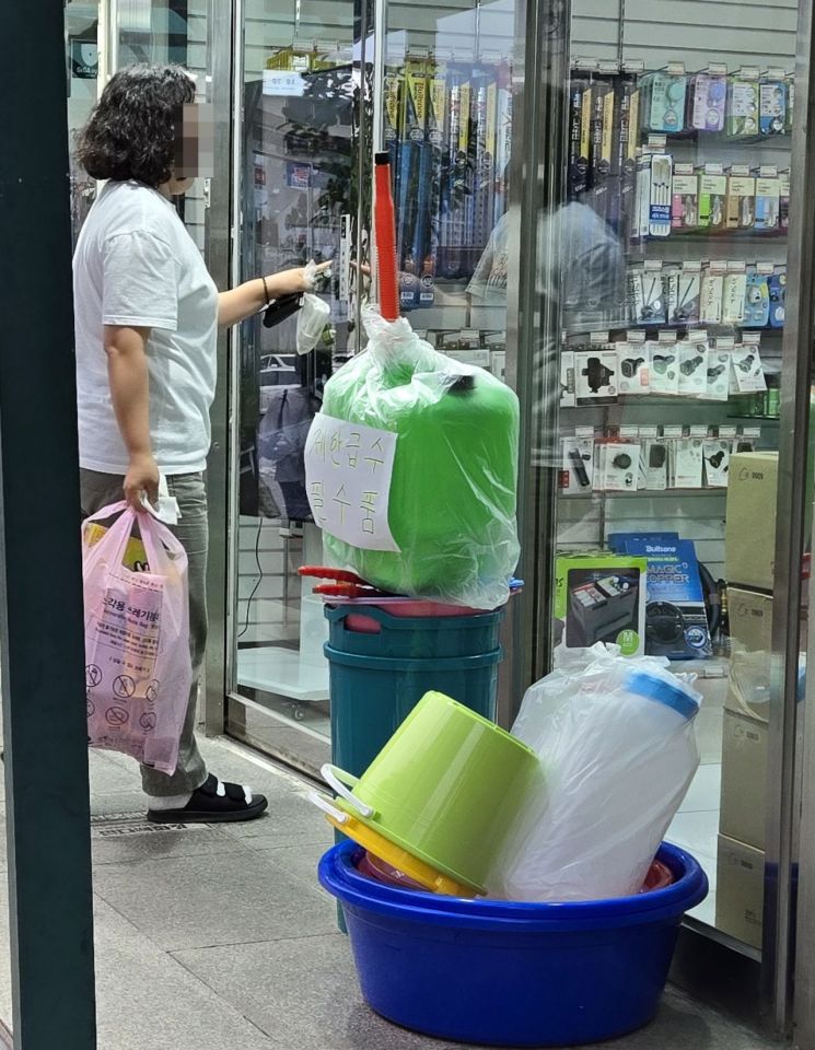 강릉 시내 한 생활용품점이 제한급수 필수품을 모아 놓고 팔고 있는 모습. 연합뉴스