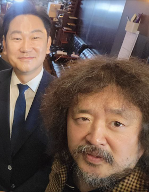 곽상언 의원이 지난해 5월 김어준의 뉴스공장에 출연해 함께 사진을 찍은 모습. 김어준의 뉴스공장 sns