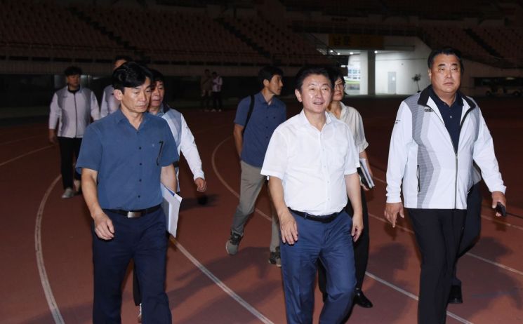 의정부종합운동장 육상트랙 야간 개방. 의정부시 제공