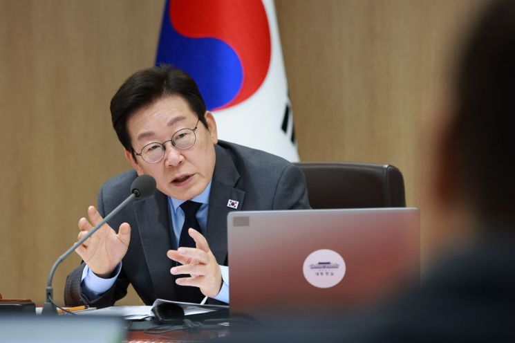 이재명 대통령은 9일 서울 용산 대통령실에서 열린 국무회의에서 혐중 시위에 대해 "표현의 자유가 아니라 깽판"이라고 강하게 비판했다. 연합뉴스