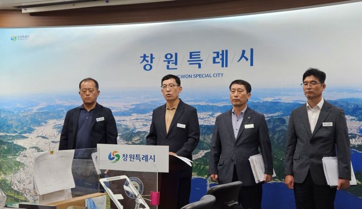 이재광 경남 창원시 도시정책국장이 마산회원구 봉암연립주택 긴급안전점검 결과를 발표하고 있다. 이세령 기자