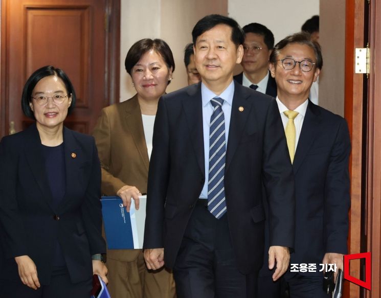 [포토] 성장전략TF 회의 주재한 구윤철 경제부총리