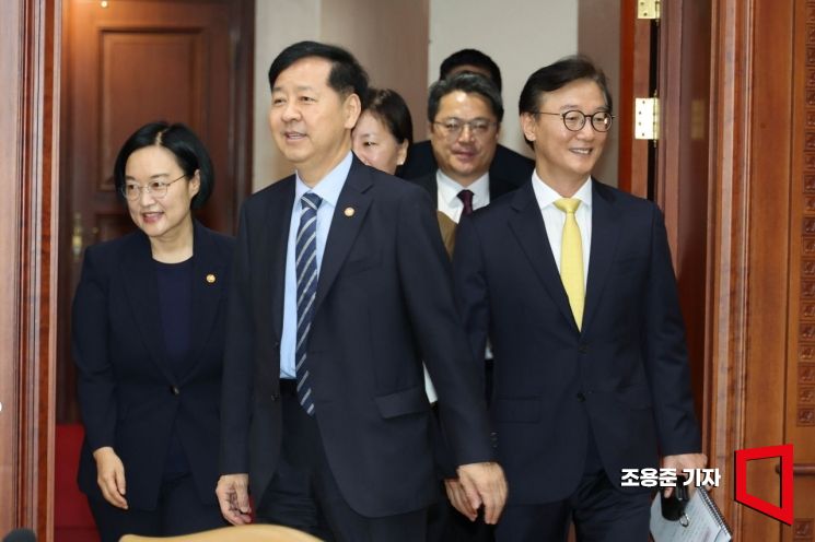 [Photo] Cabinet Members Entering the Industrial Competitiveness Enhancement Ministers' Meeting