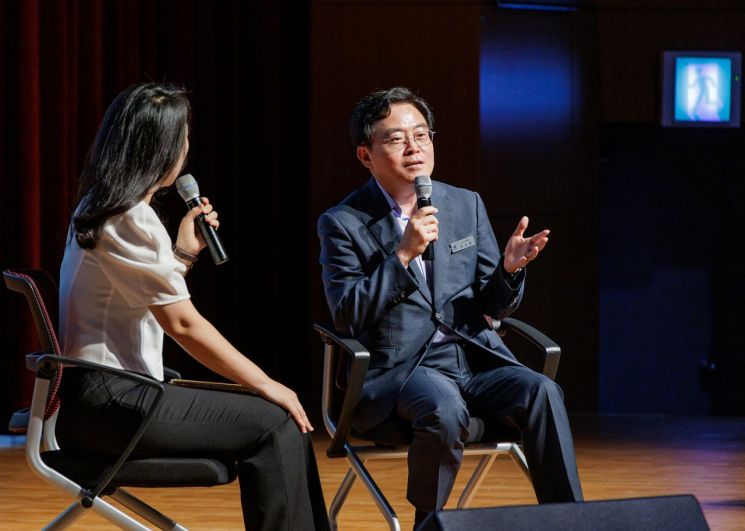 진교훈 강서구청장(오른쪽)이 구민회관에서 열린 ‘구청장과 함께하는 반부패·청렴 골든벨’에서 직원들과 다양한 주제로 대화를 하고 있다. 강서구 제공.