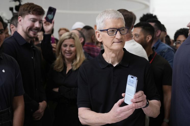 Apple CEO Tim Cook is holding an iPhone Air. Photo by AP Yonhap News