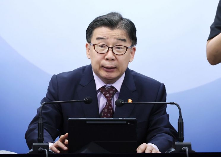 유철환 국민권익위원회 위원장이 서울 종로구 정부서울청사에서 발언하고 있다. 연합뉴스