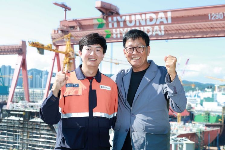 판금제관 명장에 선정된 고민철 HD현대중공업 기사(왼쪽)와 HD현대중공업 제관 직종 명장인 퇴직사우 고윤열 명장. HD현대