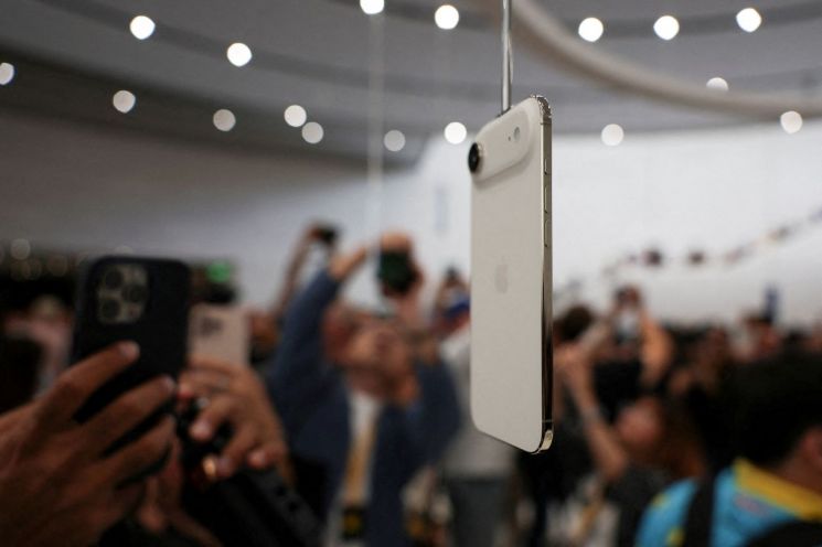 An iPhone Air is displayed hanging. Photo by Reuters and Yonhap News Agency