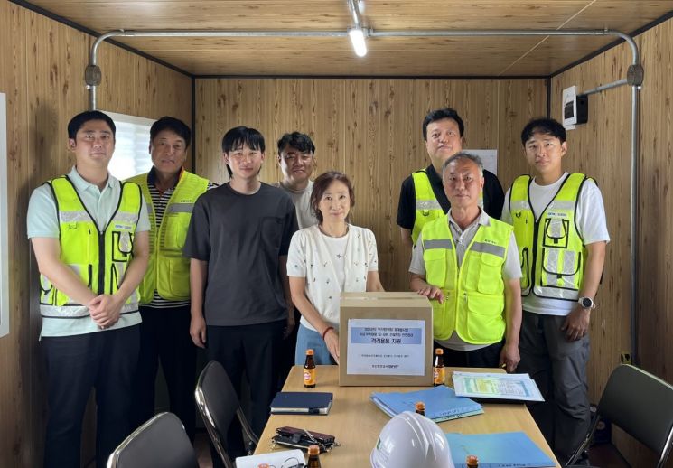 부산항만공사가 북항 재개발 현장 특별 안전점검을 실시하고 격려용품을 전달하고 있다. 부산항만공사 제공