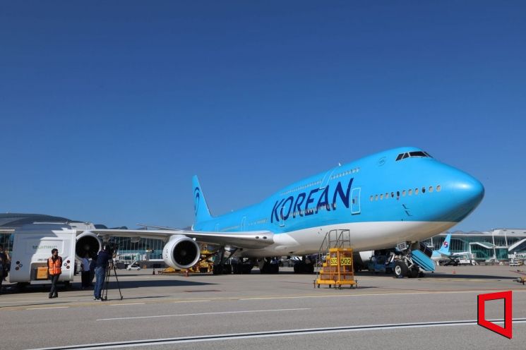 미국 조지아주 현대차그룹-LG에너지솔루션 배터리 합작 공장 건설 현장에서 구금된 한국인들을 태울 대한항공 B747-8i 전세기가 10일 오전 인천국제공항 2터미널 계류장에서 이륙을 준비하고 있다. 체포·구금된 한국인 300여명은현지시간으로 10일 오후 2시 30분(한국시간 11일 오전 3시 30분) 전후 현지에서 출발할 것으로 전해졌다. 공항사진기자단