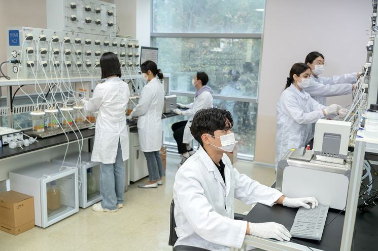순천향대학교 연구실에서 실험실습을 진행하는 모습