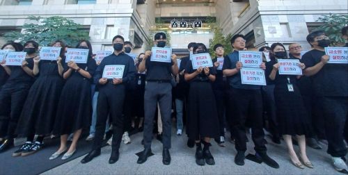 정보섭 금융감독원 노동조합 위원장 직무대행(오른쪽 세 번째)을 비롯한 직원들이 10일 오전 서울 영등포구 여의도 금감원 본원 1층에서 '금융감독체계 개편에 반대하는 시위'를 하고 있다. 시위 이틀째인 이날은 오전 8시부터 40분간 시위를 진행했고 전날보다 50여명 많은 750여명의 직원이 참여했다. 문채석 기자