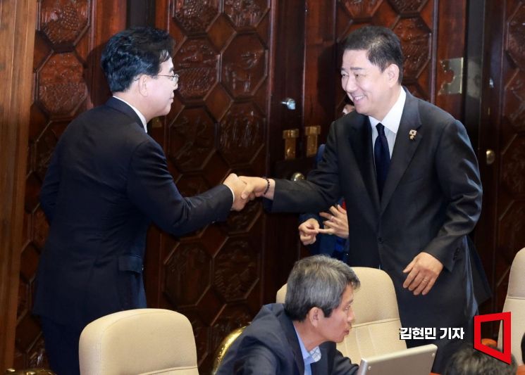 [Photo] Song Eonseok: "Ready to Cooperate with the Ruling and Opposition Parties' Livelihood Council"