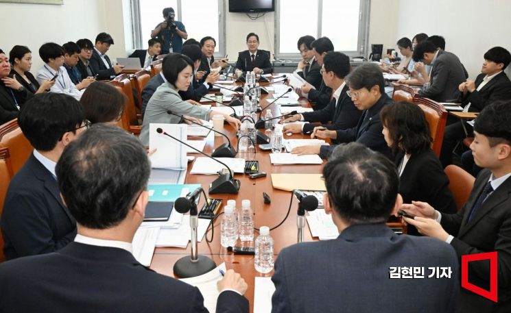 국회 기획재정위원회 조세소위원회는 18일 국회에서 법인세법, 교육세법 개정안 등 쟁점 법안을 논의했다.