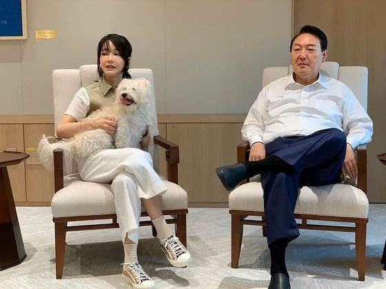 윤석열 전 대통령과 김건희 여사가 반려견과 함께 시간을 보내는 모습. 건희사랑 캡처