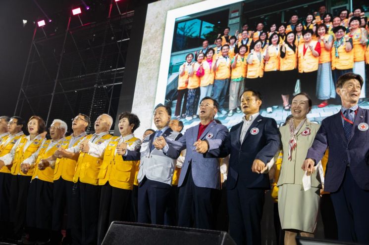 9일 송파구 잠실종합운동장 실내체육관에서 열린 '2025년 전국 적십자봉사원 대축제'에서 봉사원의 노래를 합창하고 있다. 대한적십자사