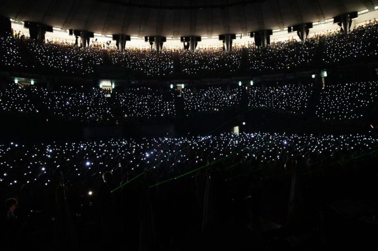 9일 송파구 잠실종합운동장 실내체육관에서 열린 '2025년 전국 적십자봉사원 대축제' 에서 봉사원을 상징하는 빛을 주제로 단체 세리머니가 펼쳐지고 있다. 대한적십자사