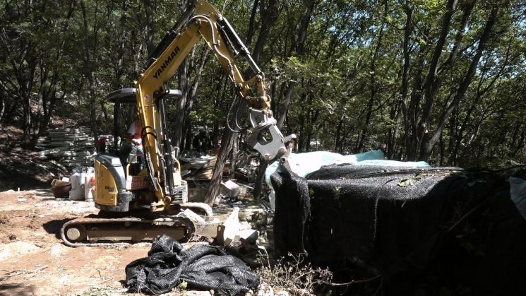 포크레인 작업 중인 철거 현장. 남양주시 제공