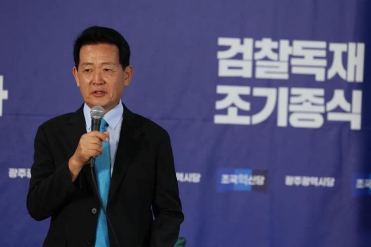 조국혁신당 창당 당시 공동창당준비위원장을 지낸 은우근 상임고문이 당내 성 비위 사건 처리 과정을 비판하며 탈당을 선언했다. 은우근 페이스북