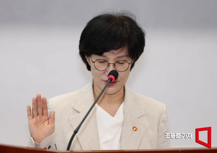 원민경 신임 여성가족부 장관이 10일 서울 종로구 정부서울청사에서 열린 취임식에 참석, 선서를 하고 있다. 2025.9.10 조용준 기자