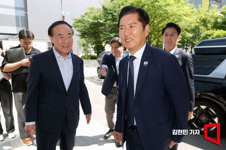 [Photo] Jeong Cheongrae Visits Samsung Electronics Pyeongtaek Campus