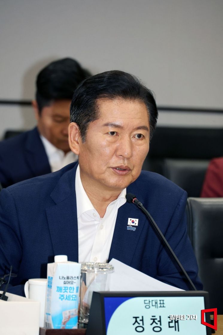 정청래 더불어민주당 대표가 10일 경기 평택시 삼성전자 팽택캠퍼스를 방문해 반도체산업 발전을 위한 현장 간담회를 하고 있다. 2025.9.10 국회사진기자단
