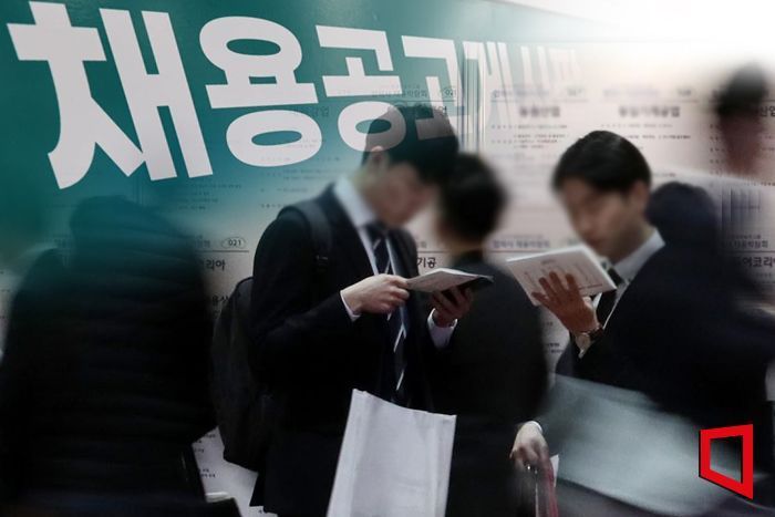 호남지방통계청이 10일 발표한 8월 광주.전남 고용 동향 결과 광주 취업자수는 늘었지만 자영업자 수는 광주.전남 모두 감소한 것으로 드러났다.