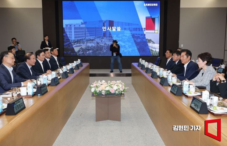 [Photo] Democratic Party Holds On-site Meeting for Semiconductor Industry Development